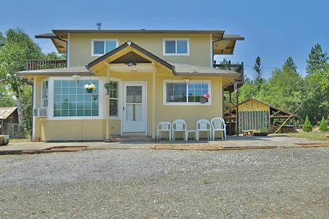 105 Reagor Ln, Cave Junction, OR 97523