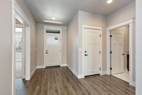 1059 Azure Way, Eagle Point, OR 97524 photo 4