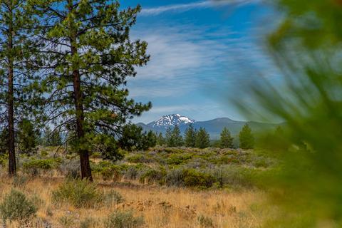 62513 Mcclain Dr, Bend, OR 97703 photo 2
