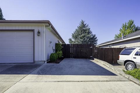 56 Osprey Dr, Eagle Point, OR 97524 photo 3