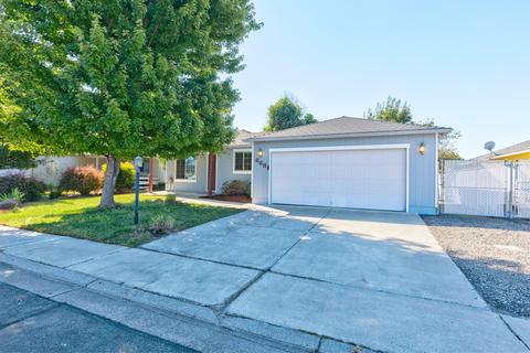 668 Andrea Way, Eagle Point, OR 97524 photo 2