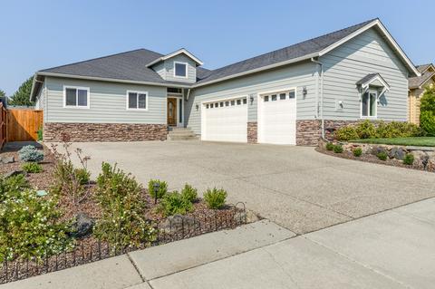 1061 Arrowhead Trl, Eagle Point, OR 97524 photo 1