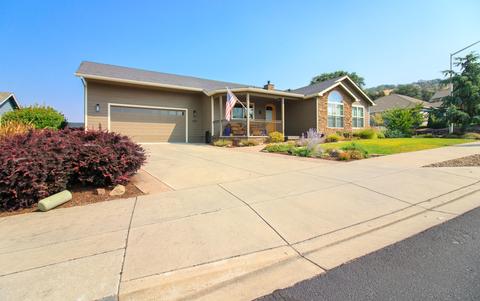 100 Greenmoor Dr, Eagle Point, OR 97524 photo 3