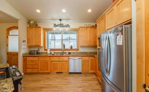 100 Greenmoor Dr, Eagle Point, OR 97524 photo 9