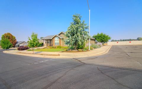 100 Greenmoor Dr, Eagle Point, OR 97524 photo 2