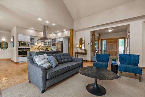 445 E Wapato Loop, Sisters, OR 97759 photo 3