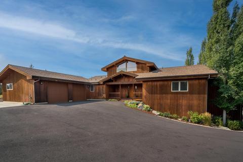 64676 Mcgrath Rd, Bend, OR 97701 photo 2