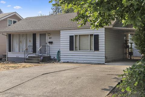 810 NE 8th St, Grants Pass, OR 97526