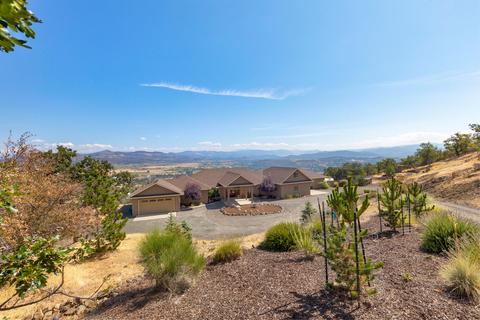 591 Mt Castle Dr, Eagle Point, OR 97524