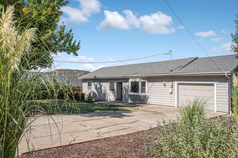 233 Barton Rd, Eagle Point, OR 97524 photo 1