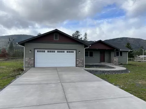 601 E Forks Cir, Cave Junction, OR 97523