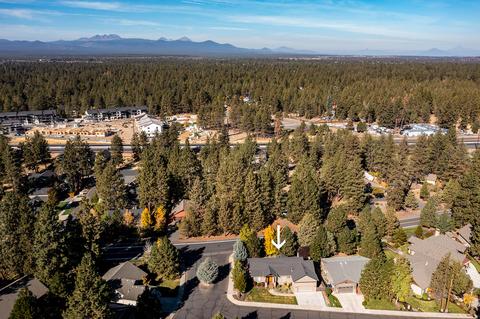 60901 Crested Butte Ln, Bend, OR 97702 photo 2