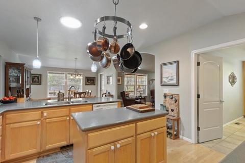 745 Eric Loop, Grants Pass, OR 97526 photo 9