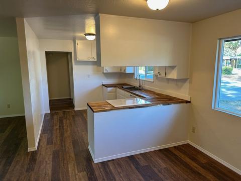 513 W River St, Cave Junction, OR 97523 photo 3