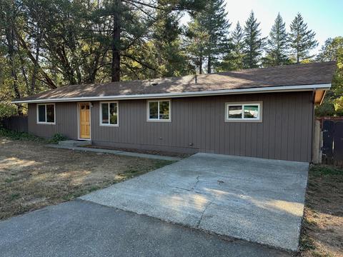 513 W River St, Cave Junction, OR 97523 photo 4