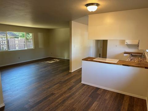 513 W River St, Cave Junction, OR 97523 photo 2
