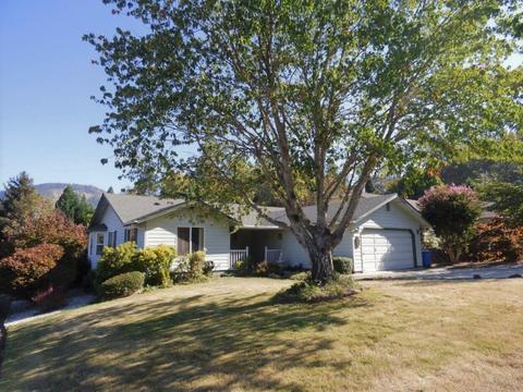 229 Sky Crest Dr, Grants Pass, OR 97527 photo 1