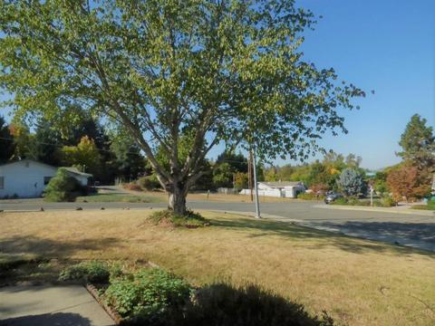 229 Sky Crest Dr, Grants Pass, OR 97527 photo 2