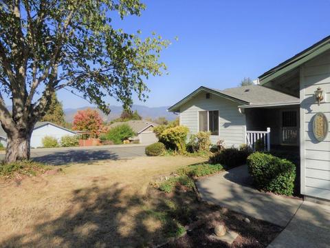 229 Sky Crest Dr, Grants Pass, OR 97527 photo 3