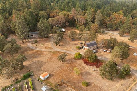 4789 Rogue River Dr, Eagle Point, OR 97524 photo 1
