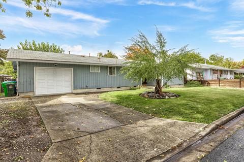 24 Bosc Way, Eagle Point, OR 97524 photo 3