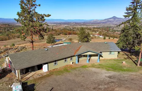 3053 Deer Trail Ln, Medford, OR 97501
