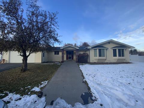1052 Lakeshore Dr, Klamath Falls, OR 97601