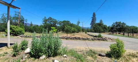 380 Capri Dr, Eagle Point, OR 97524 photo 2