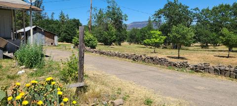380 Capri Dr, Eagle Point, OR 97524 photo 1