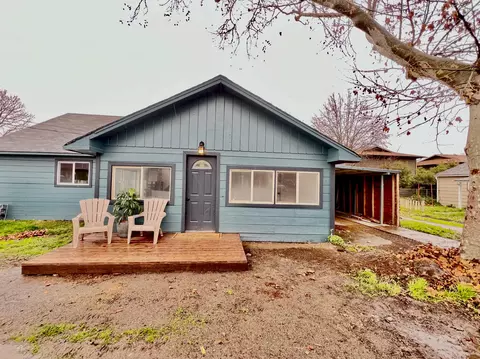 809 Adams Ln, Medford, OR 97501