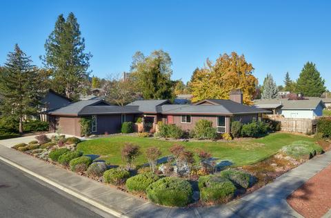 2787 Jessica Cir, Medford, OR 97504