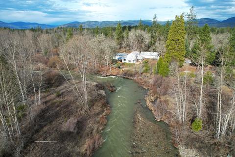 422 Lamont Way, Cave Junction, OR 97523