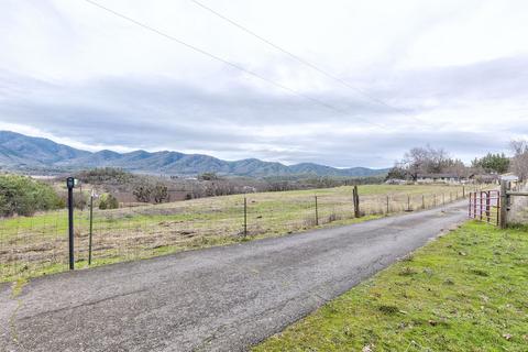 284 Crossway Dr, Central Point, OR 97502