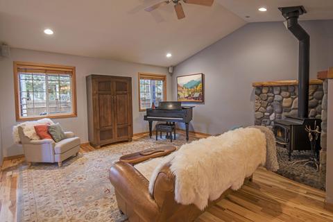 711 E Tyee Dr, Sisters, OR 97759 photo 2