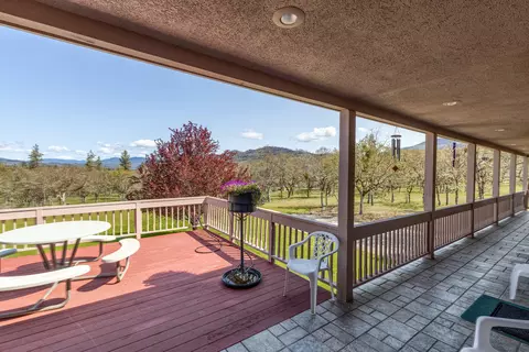 Exterior - 2703 Hammel Rd, Eagle Point, OR 97524 photo 7 of 12