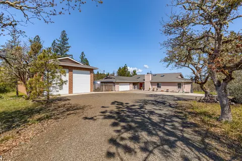 2703 Hammel Rd, Eagle Point, OR 97524