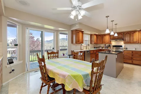 Kitchen - 2703 Hammel Rd, Eagle Point, OR 97524 photo 6 of 6