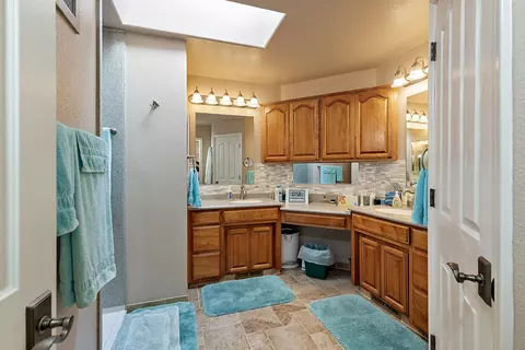 Bath - 2703 Hammel Rd, Eagle Point, OR 97524 photo 2 of 9