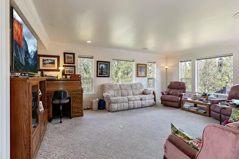 Living - 2703 Hammel Rd, Eagle Point, OR 97524 photo 2 of 6