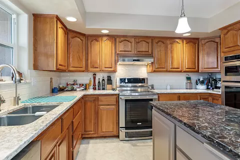Kitchen - 2703 Hammel Rd, Eagle Point, OR 97524 photo 3 of 6