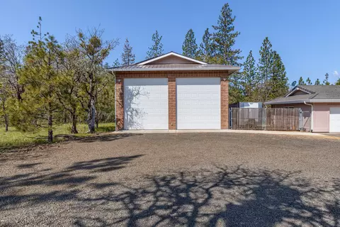Exterior - 2703 Hammel Rd, Eagle Point, OR 97524 photo 3 of 12