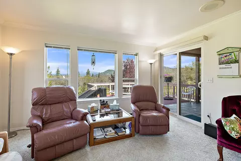 Living - 2703 Hammel Rd, Eagle Point, OR 97524 photo 3 of 6
