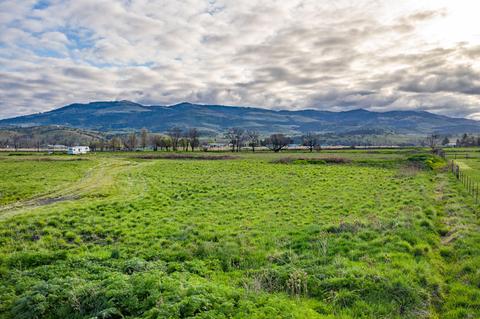 654 Hartley Rd, Phoenix, OR 97535 photo 4
