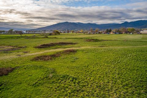 654 Hartley Rd, Phoenix, OR 97535 photo 8