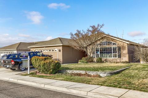 1305 Hawthorne Way, Central Point, OR 97502