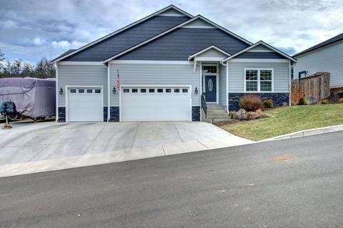 1306 Crestmont Dr, Eagle Point, OR 97524