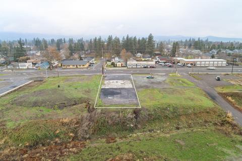 604 N Main St, Phoenix, OR 97535