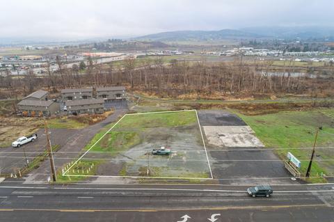 608 N Main St, Phoenix, OR 97535