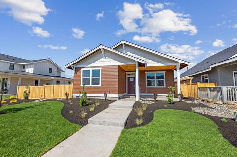 681 NW 13th St, Redmond, OR 97756