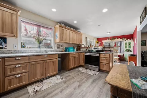 Kitchen - 22344 Pheasant Ln, Chiloquin, OR 97624 photo 2 of 2